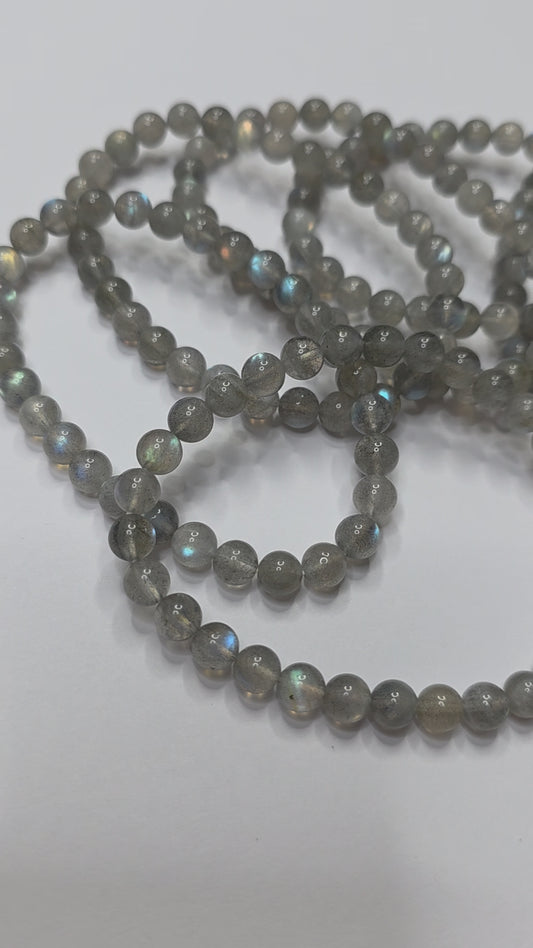 ✨ Labradorit Armband – Magie im Wandel ✨
6 mm Perlen | Handgefertigt | 18 cm Umfang