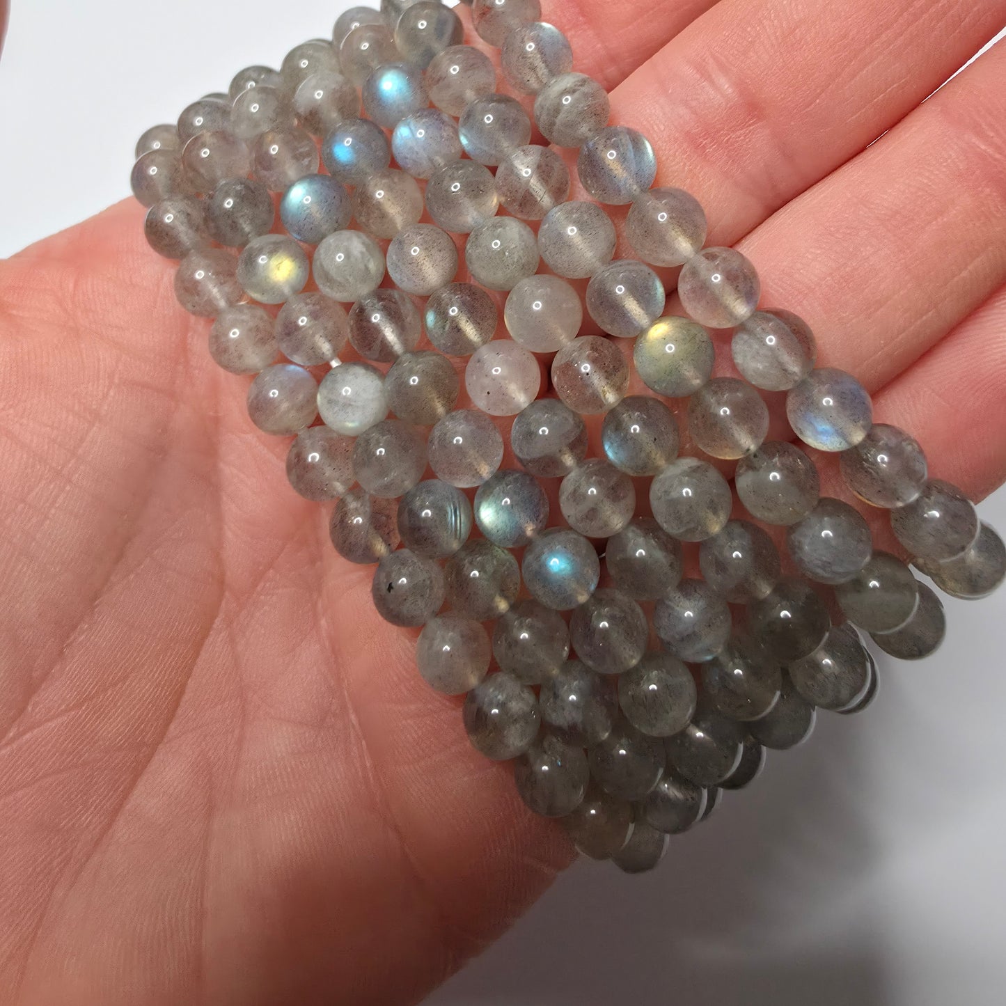 ✨ Labradorit Armband – Magie im Wandel ✨
6 mm Perlen | Handgefertigt | 18 cm Umfang