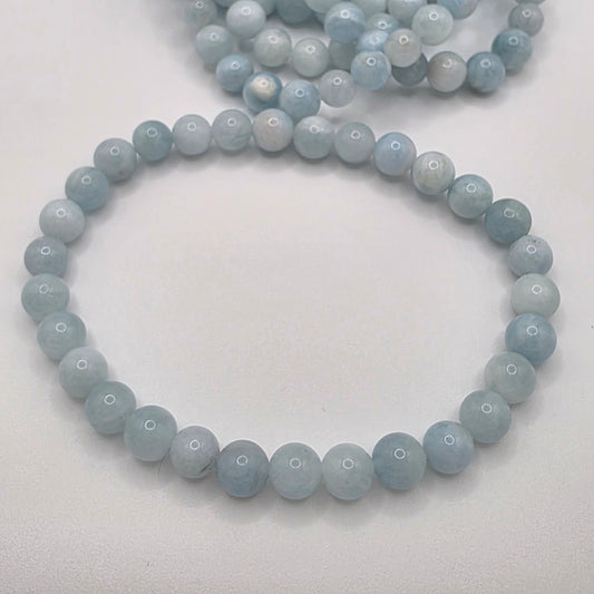 🌊 Aquamarin Armband – Stimme deiner Seele ☆ 6 mm Edelsteinperlen • 18 cm Umfang • Handgefertigt mit Herz
